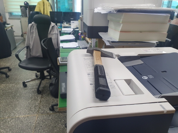 부여군 공무직일반노조위원장이 들고온 손도끼