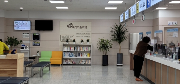 천안시 차량등록사업소가 최근 추가 조성한 민원 쉼터.