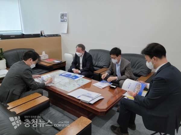 이용붕 부군수와 군 관계자들이 공공기관을 찾아 유치 홍보를 펼치는 모습.