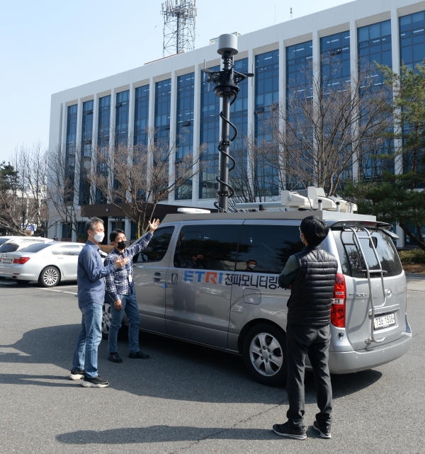 ETRI 연구진이 개발한 세계 최초 이동형 방향탐지 안테나 가변 기술 적용 이동형 전파모니터링시스템