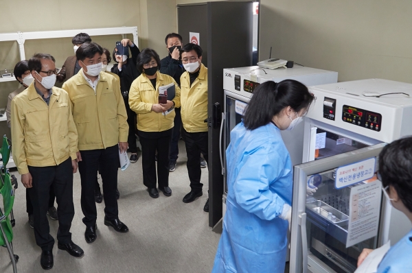 백신전용냉장고 점검 장면