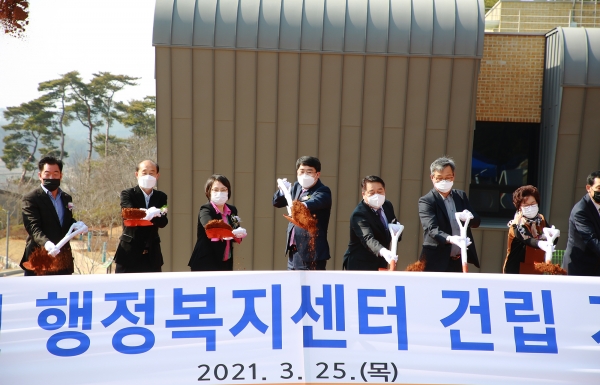 지난 25일 맹정호 서산시장이 지곡면 행정복지센터 기공식에서 시삽하는 장면