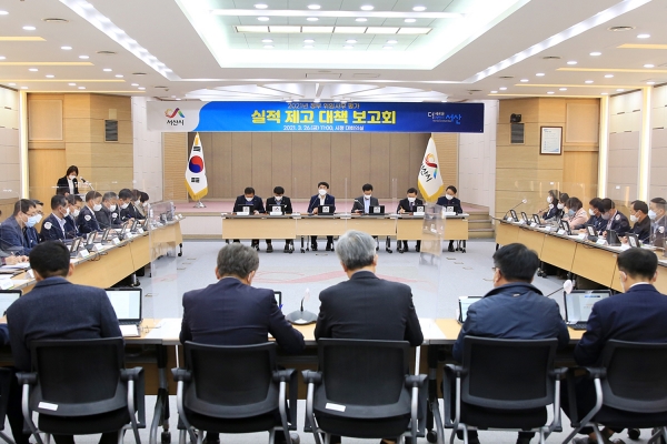 26일 시청 대회의실에서 열린 정부 위임사무 평가 실적제고 대책 보고회에서 부서장들이 보고하는 장면