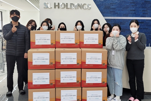 26일 천안소재 에스엘홀딩스 사옥에서 그룹 구성원들이 ‘2021 의류 리사이클링 캠페인’을 위해 기부된 의복 포장작업을 마치고 기념촬영을 하고 있다.