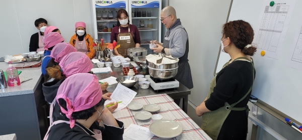 청양군  국민건강 기여 위한 농업 융복합 추진-구기자 가공창업교육 모습