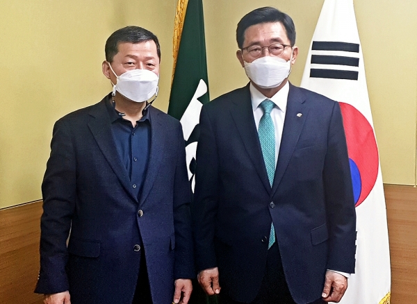 회의 후 촬영 사진   * aT 김춘진 사장(우측), 유엔거버넌스센터 심보균 원장(좌측)