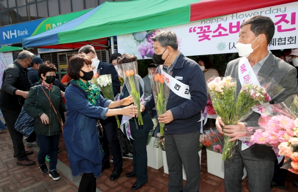 지난 25일 태안서부시장에서 열린 ‘희망의 꽃 나눠주기’ 캠페인 모습.