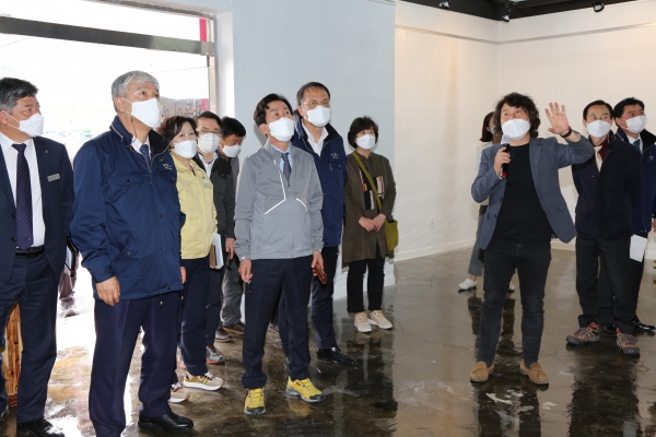 공공미술 사업 현장에 방문한 문정우 금산군수
