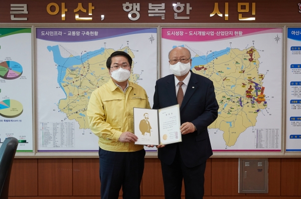 위촉식 기념사진. 오세현 시장, 유창기 회장(오른쪽)