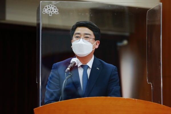 맹정호 서산시장이 제20회 지방정부회의에서 서산민항의 당위성을 설명하는 장면