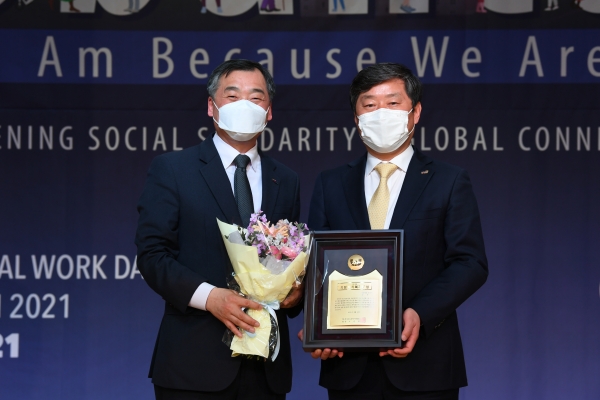 황명선 논산시장, 제1회 지방자치복지대상 수상  모습