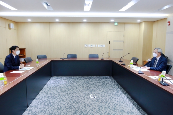 맹정호 서산시장이 31일 김유찬 한국조세재정연구원장을 만나 가로림만 해양정원의 당위성을 설명하는 장면