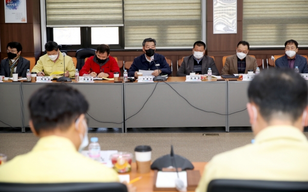 지난 30일 군청 중회의실에서 열린 ‘국도77호선 개통 대비 민관 거버넌스 1차 회의’ 모습.