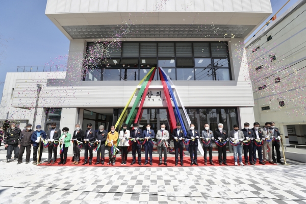 어르신 일자리 복지센터 개관 테이프 커팅식 모습