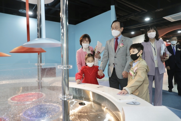 박상돈 천안시장이 31일 천안어린이꿈누리터 개관식에 참석하고 실내 체험시설을 어린이들과 함께 둘러보고 있다.