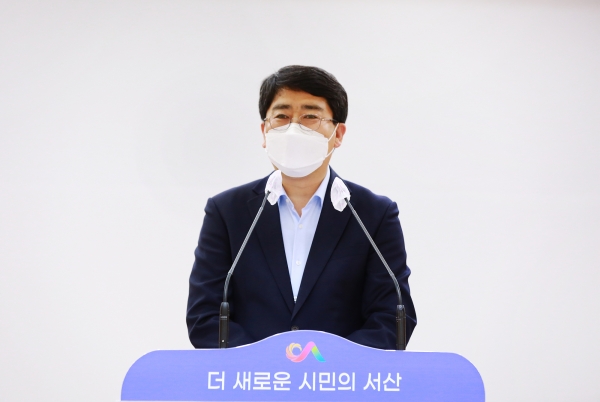 1일 맹정호 서산시장이 시청 대회의실에서 열린 4월 월례회의에서 당부사항을 전달하는 장면
