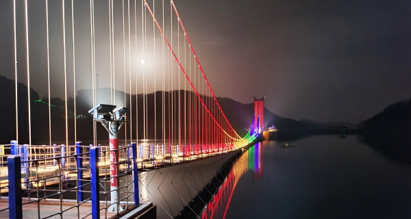 청양 천장호 출렁다리 오색 야간조명 모습