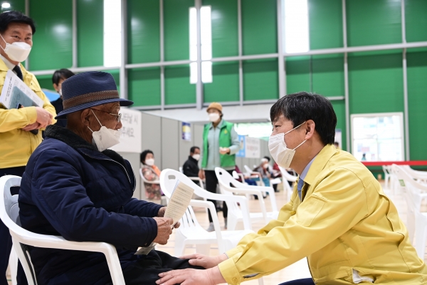 황명선 논산시장이 1일 코로나19예방접종센터에 방문하여 어르신을 만나고 있다
