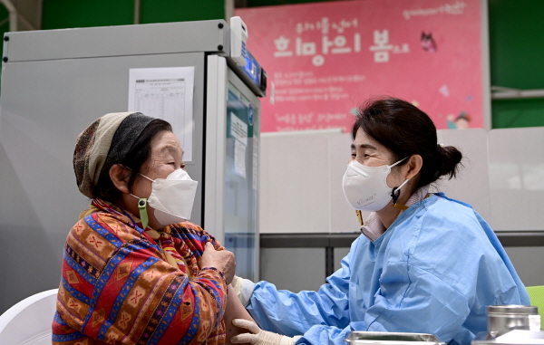 75세 이상 어르신 대상 코로나19백신접종 모습