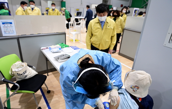 75세 이상 어르신 대상 코로나19백신접종 모습