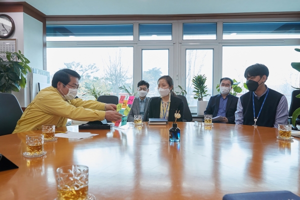 오세현 시장이 아산시 멘토링그룹 ‘당당한나’와 대화를 나누고 있다