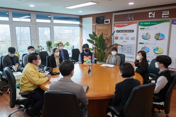 오세현 시장이 아산시 멘토링그룹 ‘당당한나’와 대화를 나누고 있다