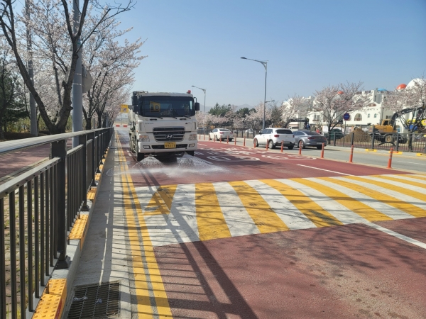 ‘1사 1도로 클린책임제’ 참여 업체가 고압 살수차로 미세먼지 저감 작업을 실시하고 있다
