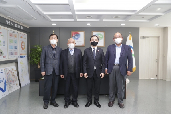 문필해 천안 기업인협의회장 이임식 (왼쪽부터 최계열 신임회장, 문필해 전 회장, 박상돈 천안시장, 윤종환 상임부회장)