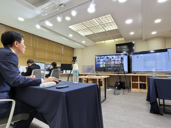 지난 1일 온라인 영상회의로 ‘2021년 국가중심 국·공립대학교 총장협의회’를 개최하고 최병욱 총장이 회의를 진행하고 있다.