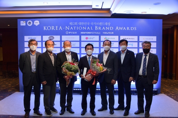 부여군 굿뜨래, 국가브랜드 대상 10년 연속 수상 (박정현 부여군수 수상 장면)