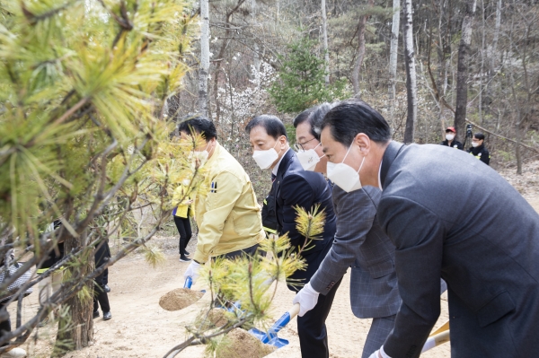 김선재(왼쪽 두 번째) 배재대 총장과 장종태(오른쪽 두 번째) 대전 서구청장이 2일 배재대 뒤편 도솔유아숲 체험원에서 ‘제76회 식목일’ 기념식수를 하고 있다.