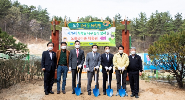 김선재(오른쪽 세 번째) 배재대 총장과 장종태(왼쪽 네 번째) 대전 서구청장 등이 2일 배재대 뒤편 도솔유아숲 체험원에서 ‘제76회 식목일’ 기념식수 전 사진을 촬영하고 있다.