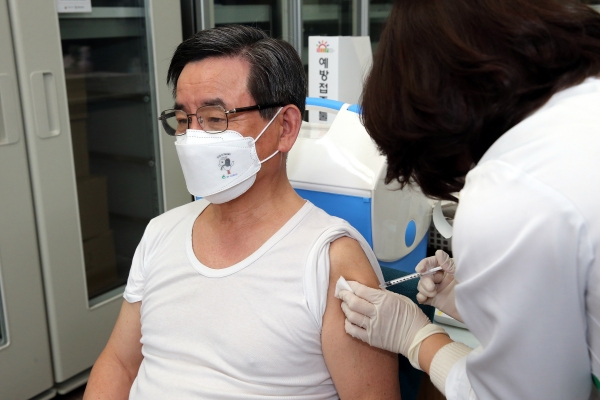 노박래 군수, 2일 군보건소에서 아스트라제네카 백신접종 모습