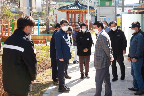 맹정호 서산시장이 5일 대산읍 명지어린이공원 내 화장실을 점검하는 장면