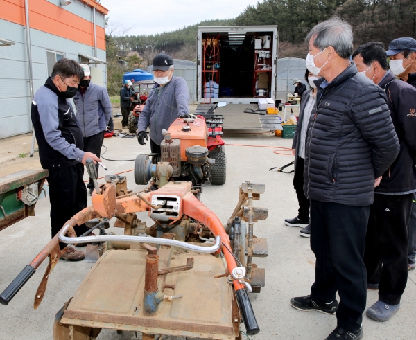 원북면 반계3리 마을회관 공터에서 농기계 순회수리교육을 하고 있는 모습.
