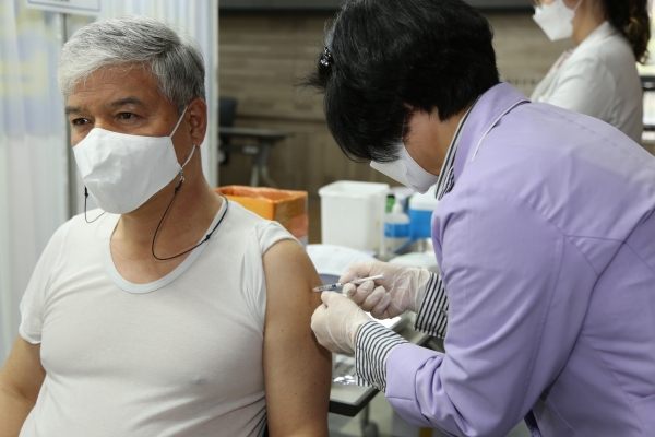 코로나19 예방접종을 하는 문정우 금산군수