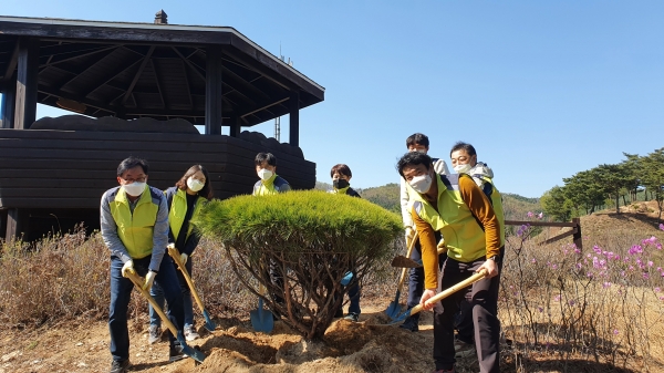 염종호(맨 좌측) 한국산림복지진흥원 부원장이 5일 경기 양평군 양동면 국립하늘숲추모원에서 ‘제76회 식목일 기념 나무심기 행사’의 기념식수를 식재하고 있다