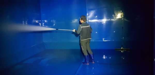 배수지 청소중인 사진