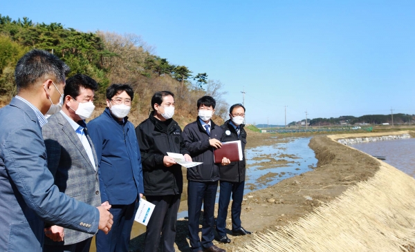 맹정호 서산시장이 지난 5일 팔봉면 흑석리 1-6번지 일원 둠벙조성사업 준공 현장을 방문해 점검하는 장면