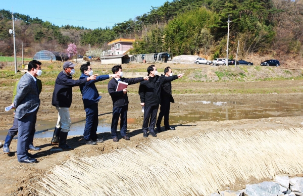 지난 5일 팔봉면 흑석리 1-6번지 일원 둠벙조성사업 준공 현장을 방문해 점검