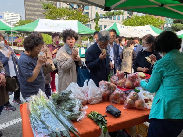 6일 오전 9시 옛 충남도청 광장에서 『2021년 화요 직거래장터』 개장 모습