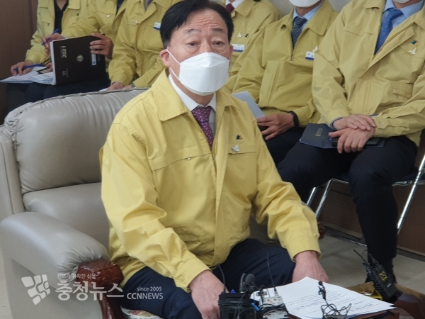 설동호 대전시교육감이 6일 학원발 코로나19 확진자 증가에 따른 긴급브리핑을 진행하고 있다.