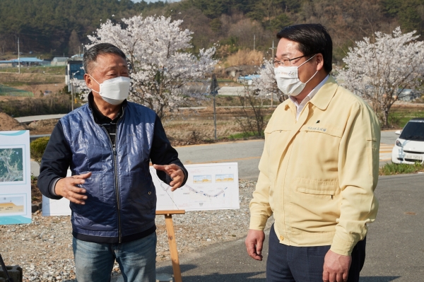 오세현 아산시장 강장2리 소하천정비사업 현장 방문 장면