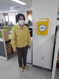 이화영 보건소장이 설치된 아이디어함에서 기념사진을 찍고 있다.