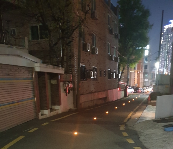 다가구 밀집지역 골목길에 설치한 태양광 바닥등 설치 모습