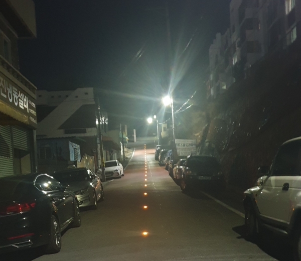 다가구 밀집지역 골목길에 설치한 태양광 바닥등 설치 모습