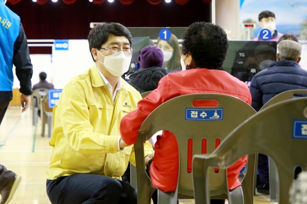 맹정호 서산시장이 8일 서산시 예방접종센터를 방문해 접종을 기다리고 있는 어르신들의 긴장을 풀어드리는 장면