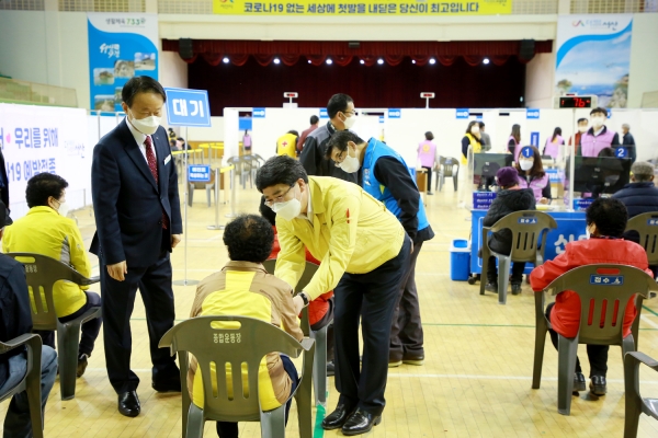 맹정호 서산시장이 8일 서산시 예방접종센터를 방문해 접종을 기다리고 있는 어르신들의 긴장을 풀어드리는 장면