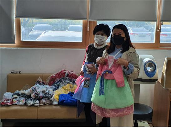 송산면 나눔냉장고2 (오른쪽 나눔냉장고 첫번째 물품기부자 김선희)