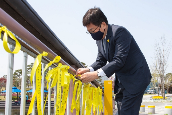 최교진 교육감이 세종호수공원에서 열린 세월호 6주기 추모행사에 참여하고 있다.